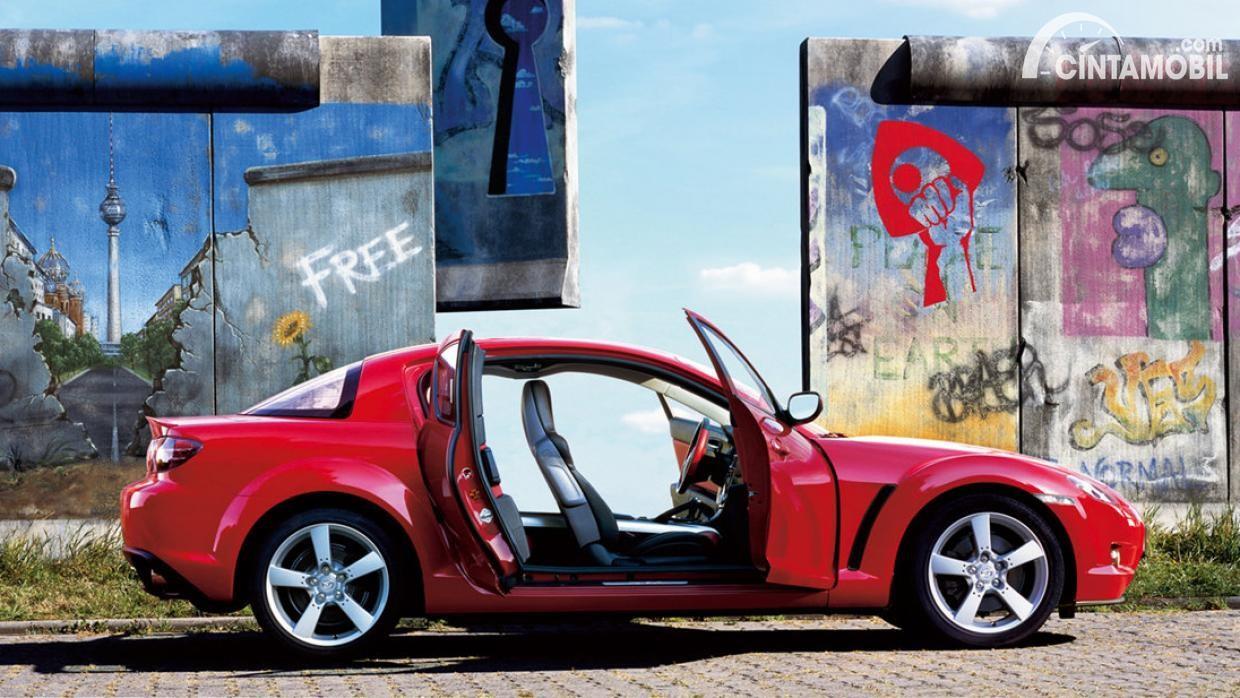 Gambar menunjukkan tampilan bagian pintu dari Mazda RX-8