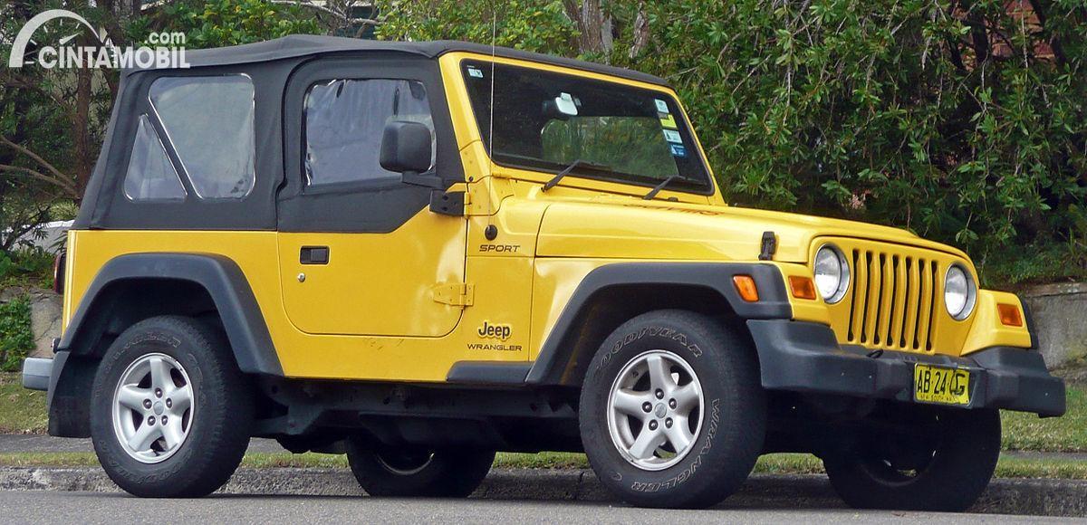 Gambar menunjukkan sebuah mobil Jeep Wrangler TJ berwarna kuning dilihat dari sisi samping