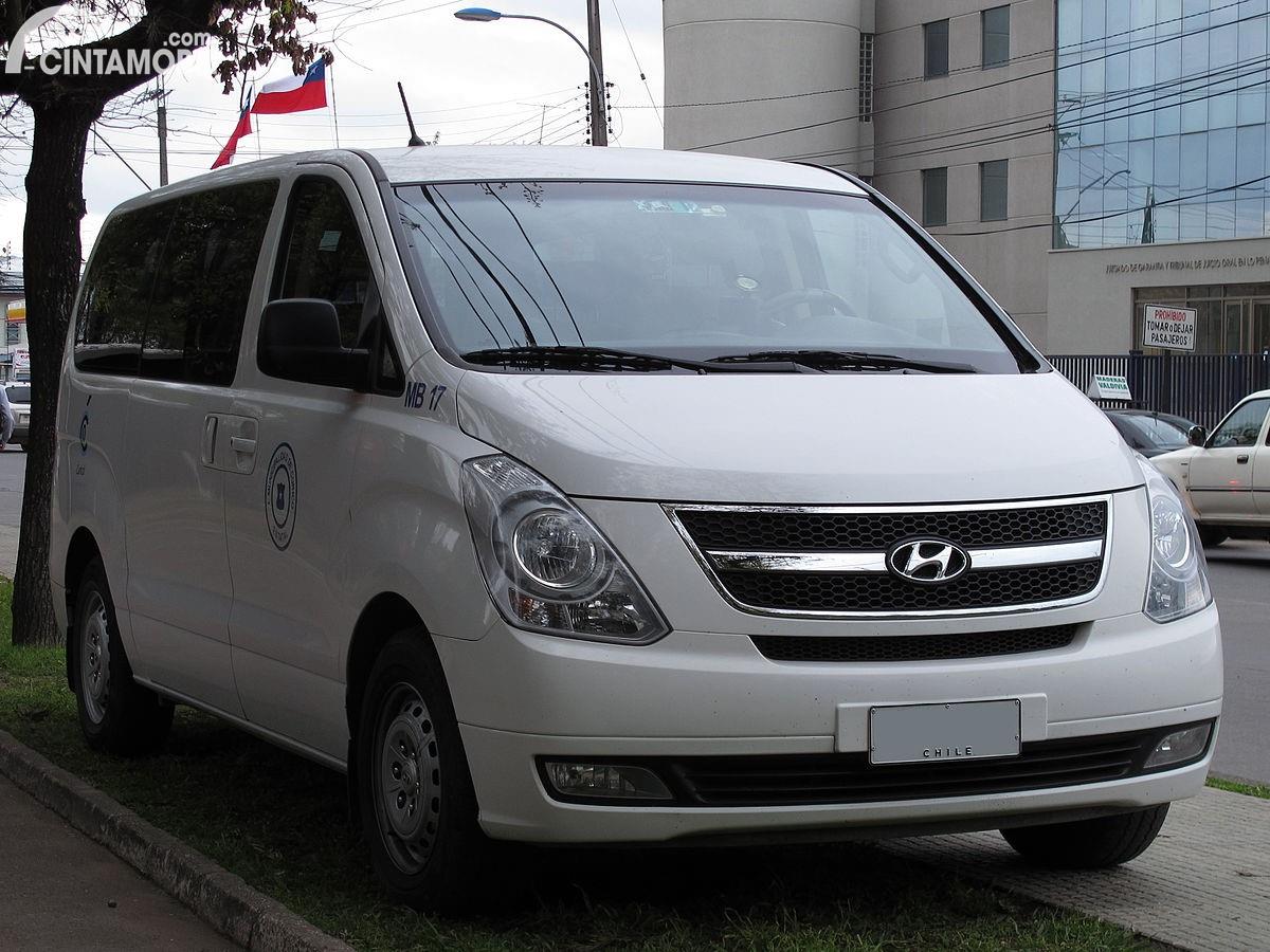Gambar menunjukkan tampilan dari mobil Hyundai H1 2013