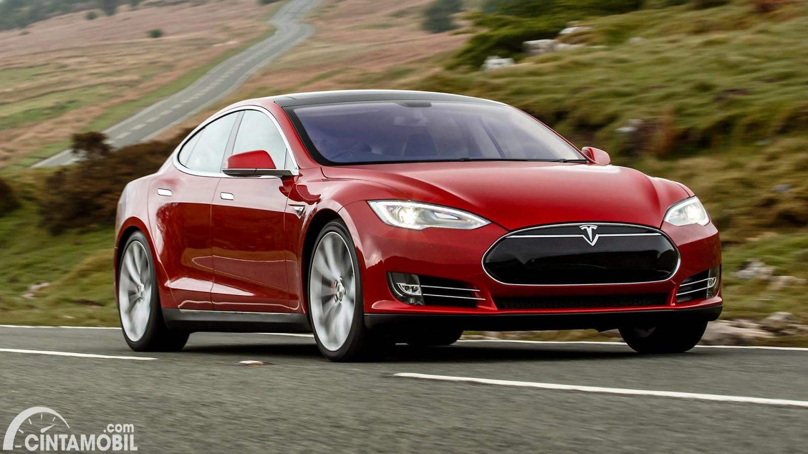 Mobil ???????Tesla Model S 2014 berwarna merah dilihat dari sisi depan