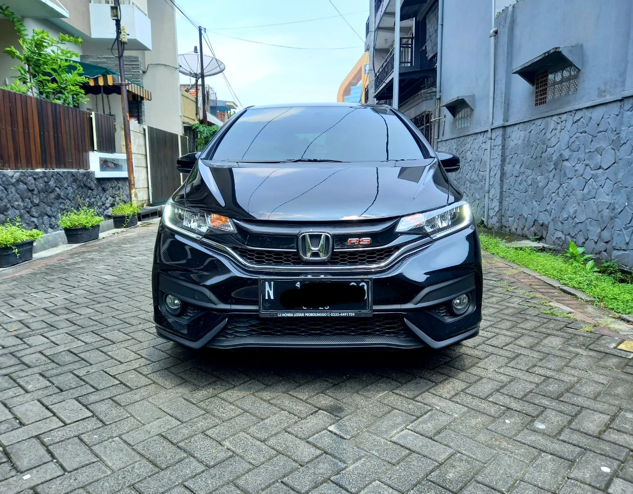 mobil honda jazz hitam