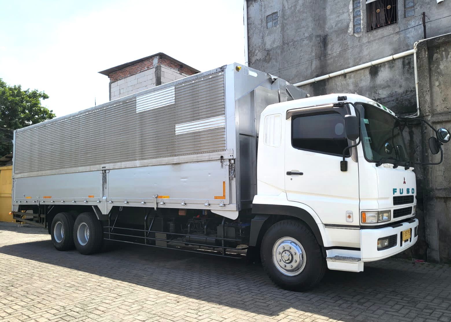 MULUS+banBARU MURAH Mitsubishi Fuso Build Up Tronton 6x2 Wingbox 2010 ...