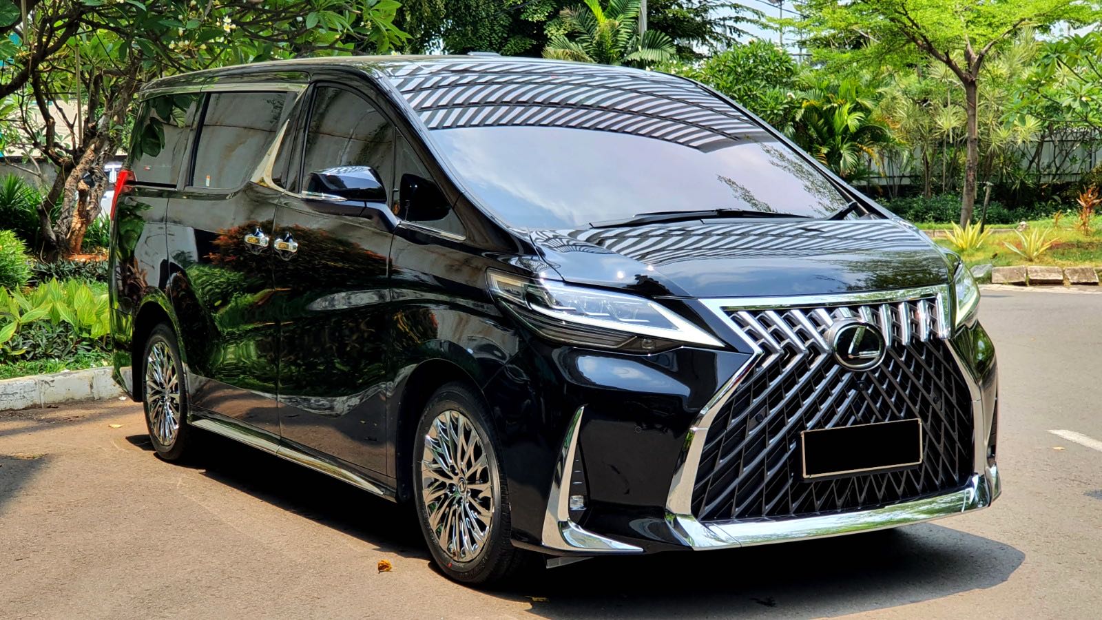 New Lexus LM350 4seater Exclusive VIP 4x2 AT 2023 Hitam 4714548