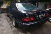 Mercedes-Benz E240  2001 Hitam 8