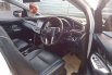 Mobil Toyota Venturer 2017 terbaik di DKI Jakarta 5