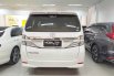 Dijual cepat mobil Toyota Vellfire V 2012 Putih, Jawa Timur 5