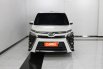 Toyota Voxy 2.0 AT 2017 Putih 2