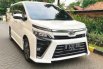 Toyota Voxy 2.0 A/T 2018 4