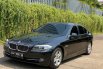 BMW 5 Series 528i AT 2013 Hitam ISTIMEWA SEKALI SIAP PAKAI GRESS BGT BUKTIIN LANGSUNG JAMIN SUKA BGT 2