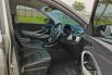 Wuling Almaz Abu-abu 8