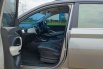 Wuling Almaz Abu-abu 12