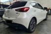 Mazda 2 R Skyactive MT ( Manual ) 2014 Putih New Model Km 134rban Plat Bandung 5