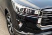 Toyota Kijang Innova 2.4 Venturer Facelift Diesel AT 2022 Hitam Metalik 4