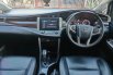 Toyota Venturer 2.0 A/T BSN 2018 MPV hitam 9