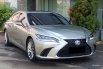 Lexus ES 300 Hybrid Ultra Luxury At 2021 abu metalik 4