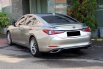 Lexus ES 300 Hybrid Ultra Luxury At 2021 abu metalik 9