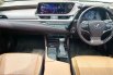 KM22rb Lexus ES 300h hybrid Ultra Luxury At 2019 Sedan putih 13