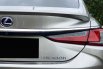 Lexus ES 300h Ultra Luxury 2020 abu km 19 rb sunroof cash kredit proses bisa dibantu 8