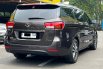 KIA GRAND SEDONA ULTIMATE AT COKLAT 2017 4