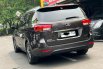 Kia Grand Sedona Ultimate 2017 Coklat 4
