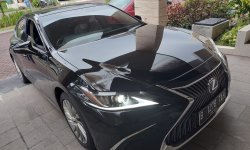 Lexus ES 300H Luxury 2020 1