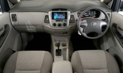 Toyota Innova 2.0 G AT 2015 Silver 8