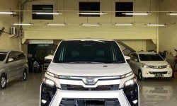 Toyota Voxy 2.0 A/T 2018 Putih 1