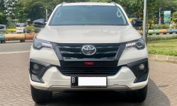 Toyota Fortuner 2.4 VRZ TRD AT Putih 2019 1