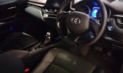 Toyota C-HR 1.8 L HV CVT Dual Tone 2019 Merah 4