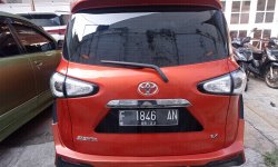 Toyota Sienta V CVT 2017 Orange 4