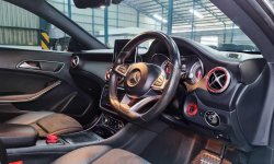 Mercedes-Benz CLA 200 Hitam 5