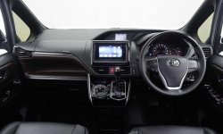 Toyota Voxy 2.0 A/T 2019 12