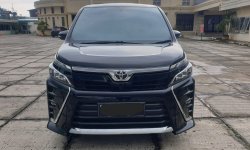 Toyota Voxy 2.0 A/T 2020 Hitam 1