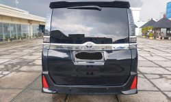Toyota Voxy 2.0 A/T 2020 Hitam 2