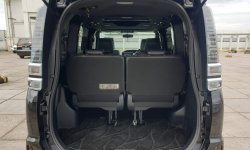 Toyota Voxy 2.0 A/T 2020 Hitam 6