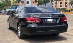 Mercedes-Benz E-Class E 200 2016 Hitam 5