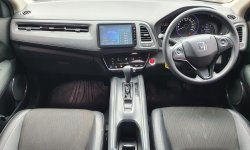 Km21rb Honda HR-V 1.5L E CVT 2018 Putih facelift pemakaian 2019 cash kredit bisa 10