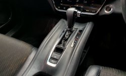 Km21rb Honda HR-V 1.5L E CVT 2018 Putih facelift pemakaian 2019 cash kredit bisa 14