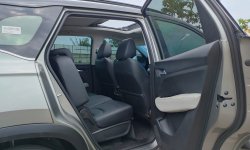 Wuling Almaz Abu-abu 16