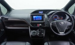 Toyota Voxy 2.0 A/T 2017 11