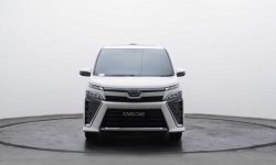 Toyota Voxy 2.0 A/T 2017 Putih 3