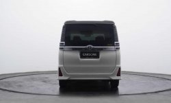 Toyota Voxy 2.0 A/T 2017 Putih 4