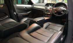 Mercedes-Benz E-Class E 200 2016 Hitam 8