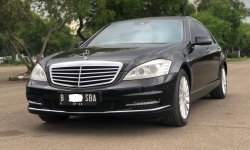Mercedes-Benz S-Class S 300 L 2011 Hitam 3