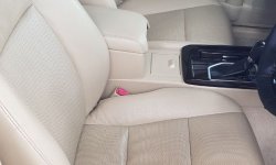 Toyota Camry V 2017 Sedan 7