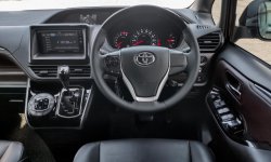 Toyota Voxy 2.0 A/T 2018 Hitam 13