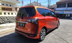 Toyota Sienta Q CVT Orange sliding door 2016 5