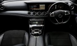Lokasi jakarta Mercedes-Benz E-Class E 300 2018 Putih km 18 ribuan sunroof cash kredit proses bisa 7