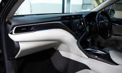 Toyota Camry 2.5 V 2019 Hitam 8