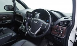 Toyota Voxy 2.0 A/T 2017 19